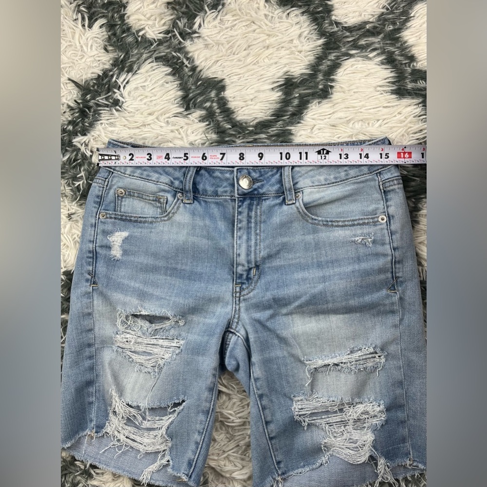 American Eagle Women s Blue Distressed Tomgirl Bermuda Jean Short Size 4 - Picture 5 of 10
